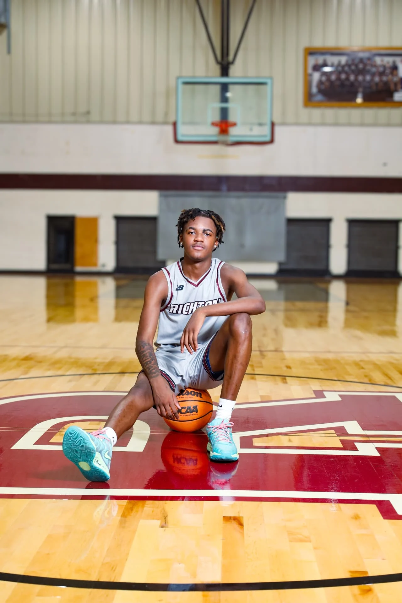Senior athlete session photograph on a basketball court